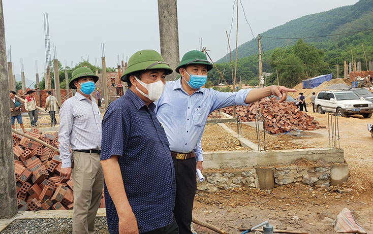  Đồng chí Phó Chủ tịch Thường trực UBND tỉnh Đoàn Ngọc Lâm kiểm tra kiểm tra tiến độ thi công công trình khu tái định cư tại xã Thạch Hóa (Tuyên Hóa).