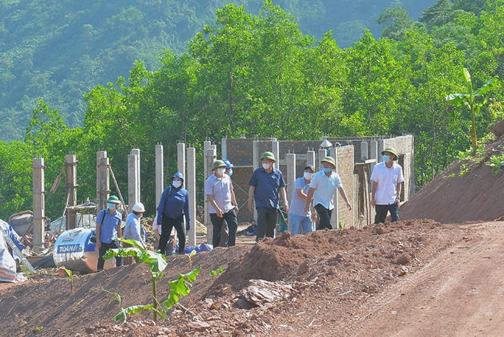 Đồng chí Phó Chủ tịch Thường trực UBND tỉnh Đoàn Ngọc Lâm kiểm tra kiểm tra tiến độ thi công công trình khu tái định cư tại xã Dân Hóa (Minh Hóa).