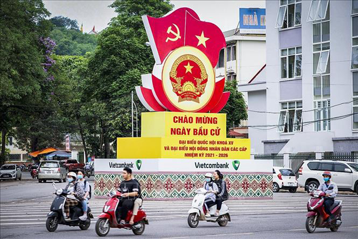 Các pano, bục biểu trưng tuyên truyền về ngày bầu cử Quốc hội, HĐND các cấp nhiệm kỳ 2021-2026 tại ngã ba Cù Chính Lan - An Dương Vương, thành phố Hòa Bình. Ảnh: Trọng Đạt/TTXVN