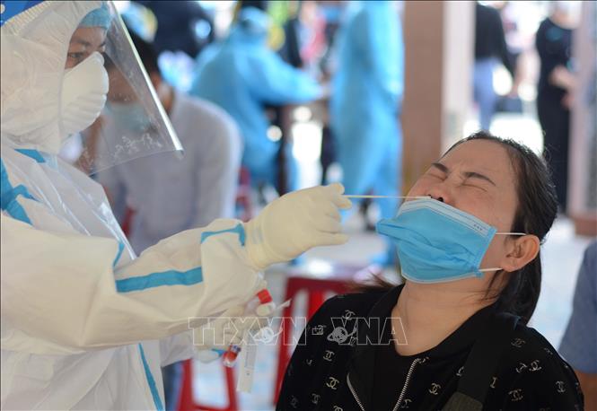  Người dân ở các vùng nguy cơ được lấy mẫu sàng lọc virus SARS-CoV-2. Ảnh: TTXVN