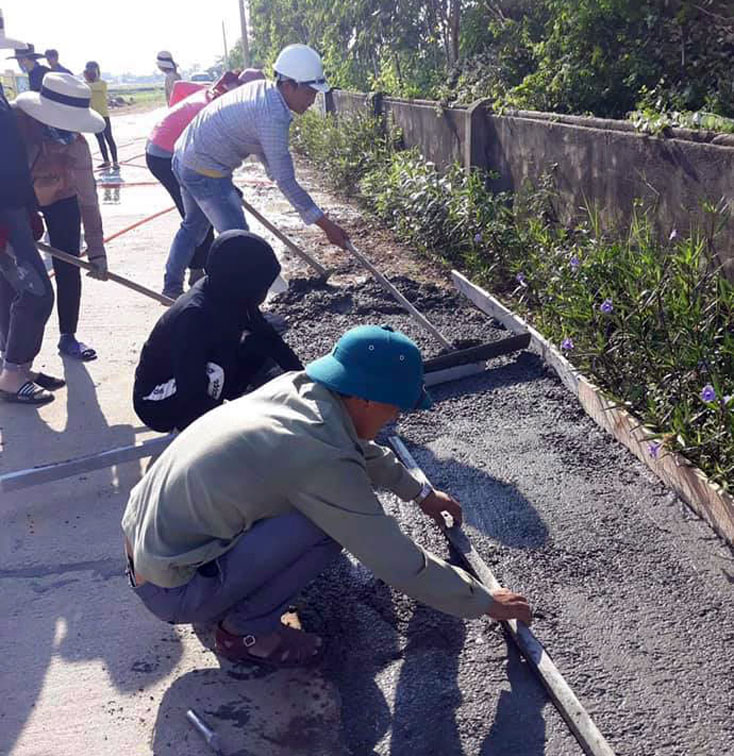 Đoàn viên, thanh niên xã Quảng Phú tham gia xây dựng các công trình phục vụ dân sinh.
