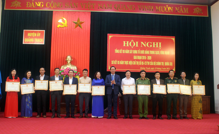 Huyện ủy Quảng Trạch trao thưởng cho các tập thể có thành tích xuất sắc trong thực hiện Chỉ thị số 05-CT/TW giai đoạn 2016-2021.