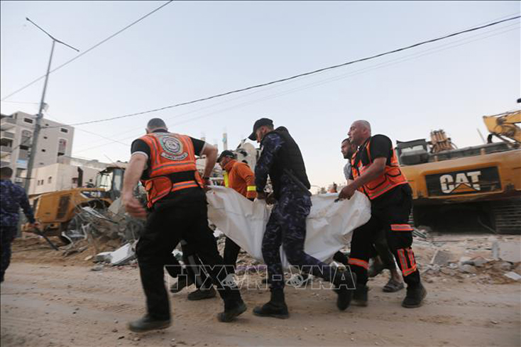 Chuyển nạn nhân bị thương sau loạt không kích của Israel tại Beit Lahia, Dải Gaza, ngày 13-5-2021. Ảnh: THX/TTXVN