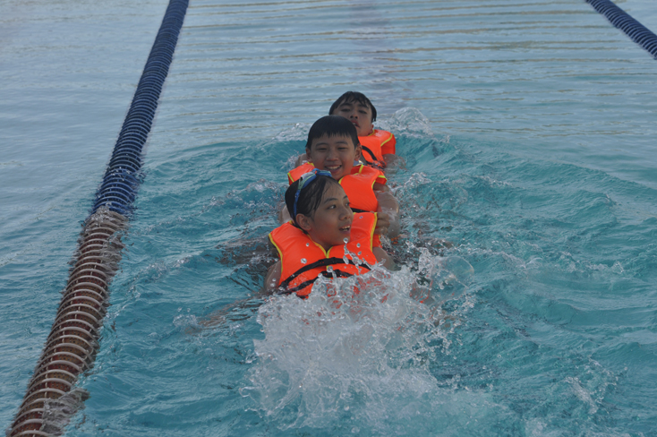 Trẻ em ở xã Bảo Ninh biết bơi từ sớm.