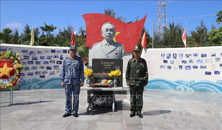 Chuẩn Đô đốc Phan Tuấn Hùng - Phó Tư lệnh Quân chủng Hải quân và Thiếu tướng, PGS-TS-BS, Thầy thuốc nhân dân Nguyễn Hồng Sơn, Giám đốc Bệnh viện Quân y 175 trước tượng đài Đại tướng Võ Nguyên Giáp trên đảo Sơn Ca ngày 29-4-2021. 