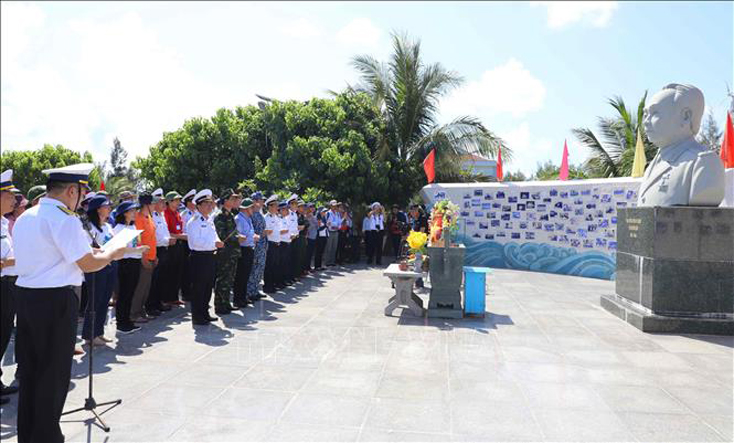 Chuẩn Đô đốc Phan Tuấn Hùng - Phó Tư lệnh Quân chủng Hải quân, Quân đội nhân dân Việt Nam cùng cán bộ, chiến sỹ viếng tượng đài Đại tướng Võ Nguyên Giáp trên đảo Sơn Ca ngày 29-4-2021. 