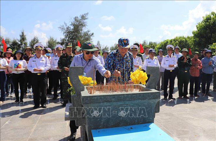 Chuẩn Đô đốc Phan Tuấn Hùng - Phó Tư lệnh Quân chủng Hải quân, Quân đội nhân dân Việt Nam cùng cán bộ, chiến sỹ dâng hương trước tượng đài Đại tướng Võ Nguyên Giáp trên đảo Sơn Ca ngày 29-4-2021. 