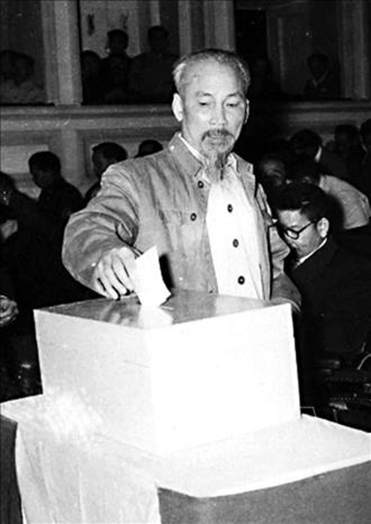 Chủ tịch Hồ Chí Minh bỏ lá phiếu đầu tiên bầu cử tại Hà Nội, năm 1960. Ảnh: Tư liệu/TTXVN