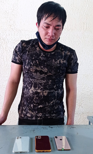 Đối tượng Nguyễn Huy Thắng cùng tang vật vụ lừa đảo chiếm đoạt tài sản.