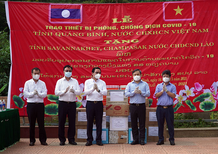 Đồng chí Bí thư Tỉnh ủy Vũ Đại Thắng và lãnh đạo tỉnh Quảng Bình trao quà, chụp ảnh lưu niệm với đồng chí Sẳn-tị-phạp Phôm-vi-hản và Vi-lay-vông Bút-đa-khăm.