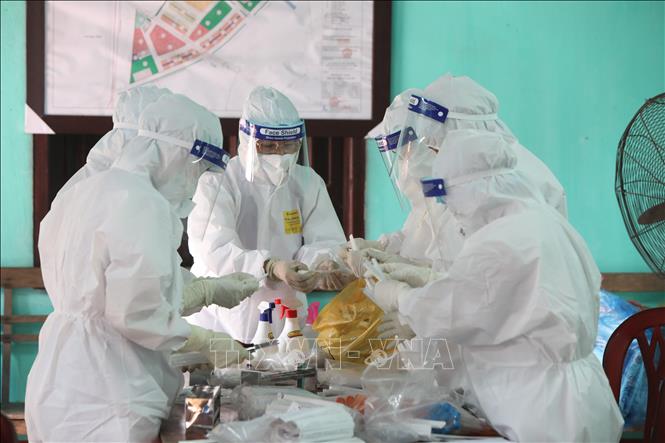  Tăng cường lấy mẫu xét nghiệm sàng lọc ca mắc COVID-19 ở Bắc Giang. Ảnh: TTXVN