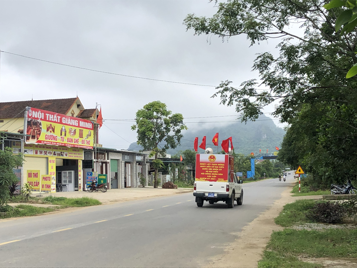  Tuyên truyền bầu cử bằng xe lưu động trên địa bàn huyện Minh Hóa. 