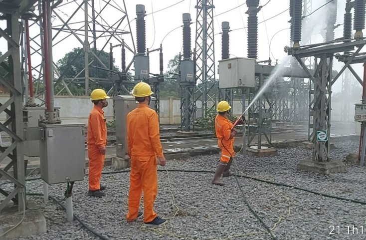 Công nhân Đội Quản lý vận hành lưới điện cao thế vệ sinh thiết bị TBA 110kV bảo đảm an toàn.