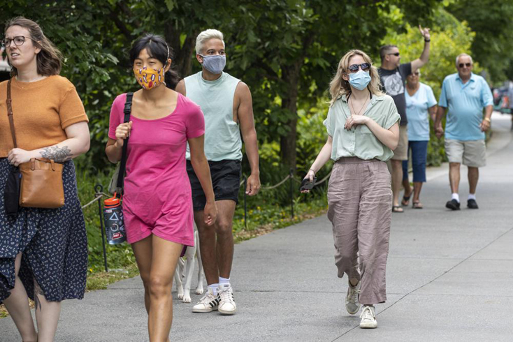 Madeline Raskay (phải) và Aldany Diaz đeo khẩu trang khi đi dạo quanh khu Atlanta BeltLine. Cả hai cho biết đã hoàn thành 2 mũi tiêm vaccine. Ảnh: AP