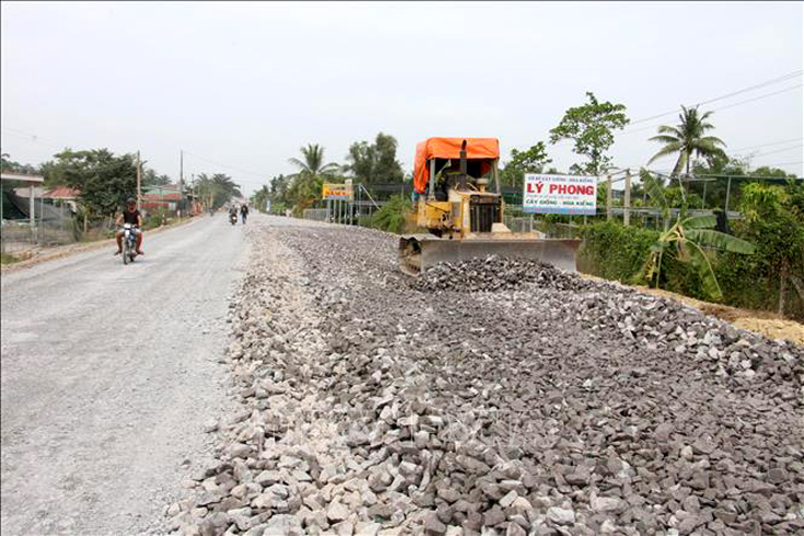 Thi công dự án cải tạo nâng cấp Quốc lộ 57 với chiều dài toàn tuyến 39,19 km, có tổng mức đầu tư 875 tỉ đồng. Ảnh minh họa: Công Trí/TTXVN