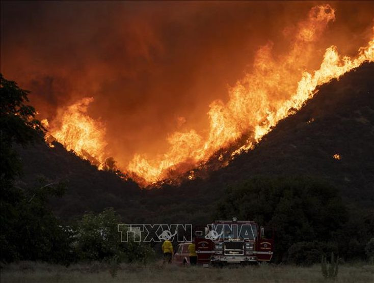 Khói lửa bốc lên từ đám cháy rừng tại Banning, California, Mỹ. Ảnh tư liệu: AFP/TTXVN