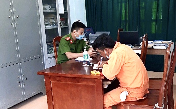 Công an xã Lâm Hóa lấy lời khai đối tượng Nguyễn Duy H.