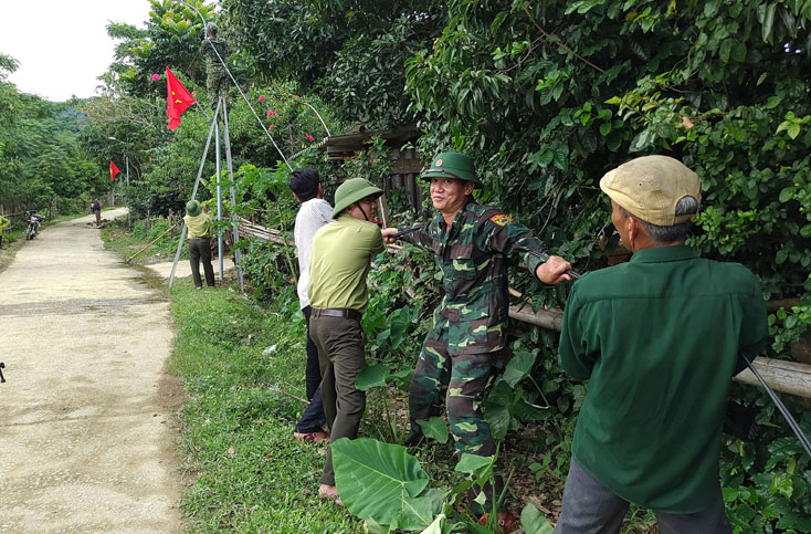 Hành trình mang ánh sáng về bản.