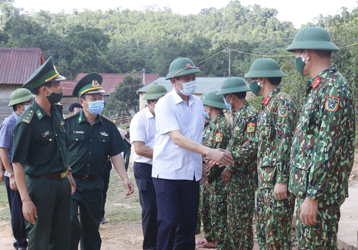 Đồng chí Trần Thắng, Phó Bí thư Tỉnh ủy, Chủ tịch UBND tỉnh thăm và kiểm tra các chốt phòng, chống dịch của BĐBP tỉnh trên biên giới.