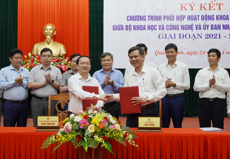 Đồng chí Bộ trưởng Bộ KH-CN Huỳnh Thành Đạt và đồng chí Chủ tịch UBND tỉnh Trần Thắng ký kết chương trình phối hợp hoạt động KH-CN giai đoạn 2021-2025.