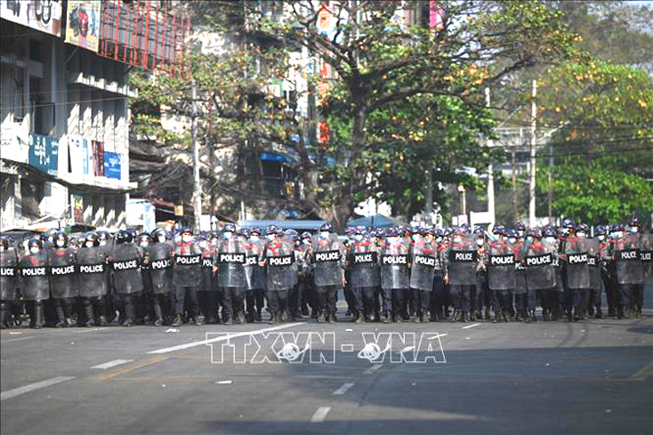 Cảnh sát được triển khai ở thủ đô Yangon nhằm ngăn dòng người tuần hành phản đối tình trạng bế tắc chính trị tại Myanmar, ngày 26-2-2021. Ảnh minh họa: AFP/TTXVN