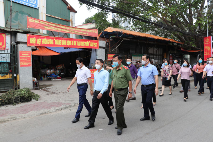 Lãnh đạo UBND Thành phố Hà Nội đi kiểm tra công tác chuẩn bị bầu cử ở phường Quan Hoa, quận Cầu Giấy (Hà Nội).