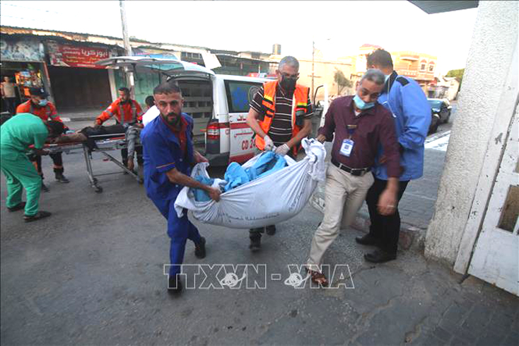 Chuyển thi thể nạn nhân thiệt mạng trong cuộc không kích của Israel xuống thành phố Rafah, Dải Gaza, ngày 16-5-2021. Ảnh: THX/TTXVN