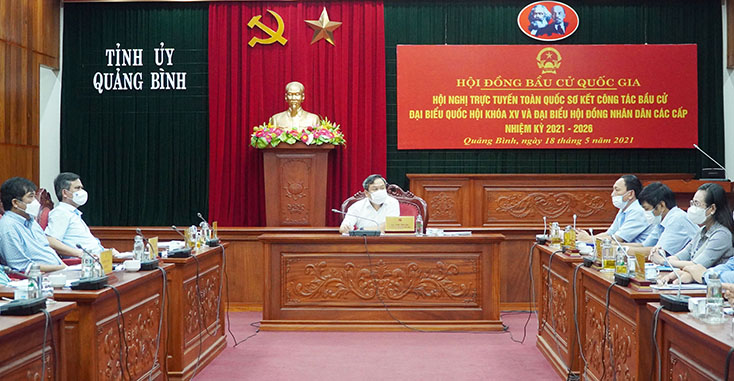 Đồng chí Đại Thắng, Ủy viên Ban Chấp hành Trung ương Đảng, Bí thư Tỉnh ủy, Trưởng Ban Chỉ đạo bầu cử tỉnh điều hành hội nghị tại điểm cầu Quảng Bình.