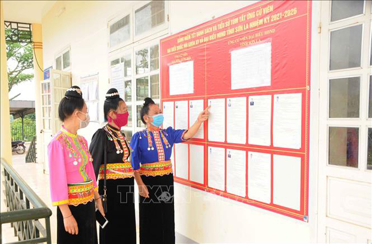 Ban bầu cử của xã Chiềng Ơn, huyện Quỳnh Nhai, Nghệ An đã nhanh chóng niêm yết danh sách người ứng cử tại các khu vực bỏ phiếu để cử tri theo dõi và lựa chọn bầu cử tại 6 tổ bỏ phiếu. Ảnh minh họa: Quang Quyết/TTXVN