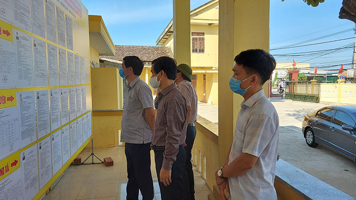 Đồng chí Hồ An Phong kiểm tra công tác chuẩn bị bầu cử tại xã Liên Thủy.