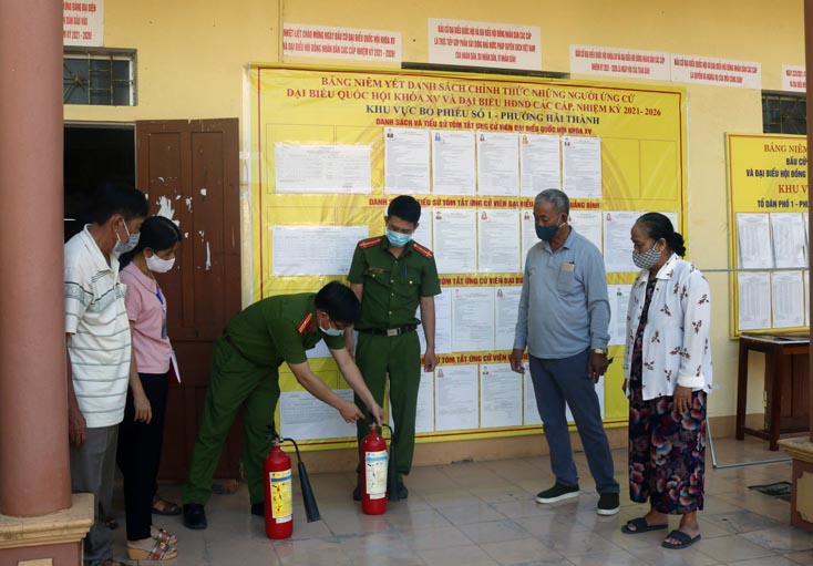 Kiểm tra, hướng dẫn sử dụng các thiết bị PCCC và CNCH tại phường Hải Thành, thành phố Đồng Hới chiều 18-5-2021.