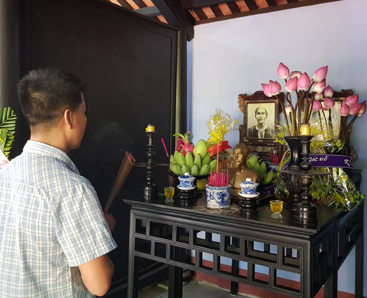 Tác giả bài viết thắp hương tưởng nhớ Người ở nhà lưu niệm của Bác ở thành phố Huế.