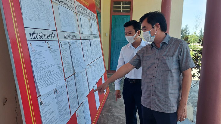Đồng chí Trưởng ban Nội chính Tỉnh ủy Nguyễn Lương Bình kiểm tra việc niêm yết danh sách cử tri tại xã Hải Ninh, huyện Quảng Ninh.