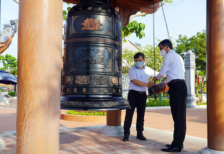 Đồng chí Bí thư Tỉnh ủy Vũ Đại Thắng và đồng chí Chủ tịch UBND tỉnh Trần Thắng đã thỉnh chuông tại lễ viếng.