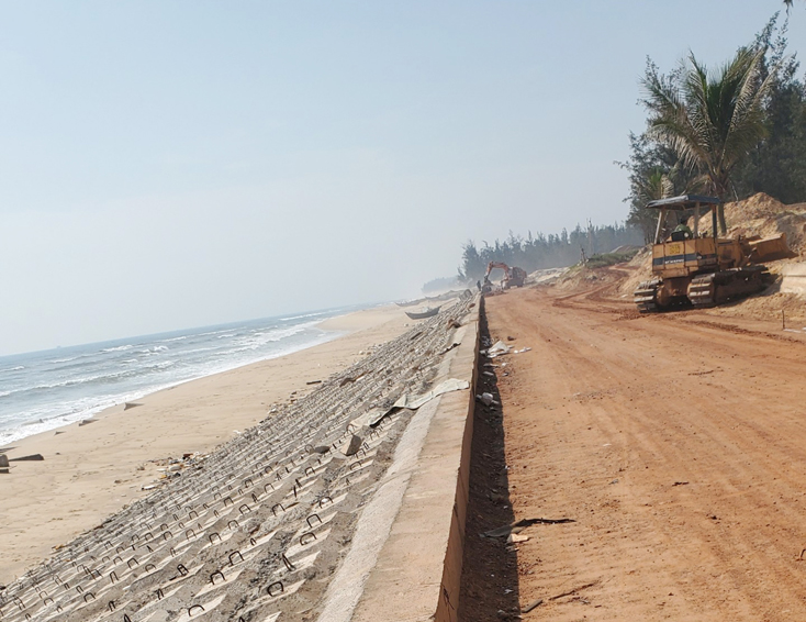 Ban QLDA-ĐTXD ngành NN-PTNT đang chỉ đạo các nhà thầu đẩy nhanh tiến độ thi công các tuyến kè biển.