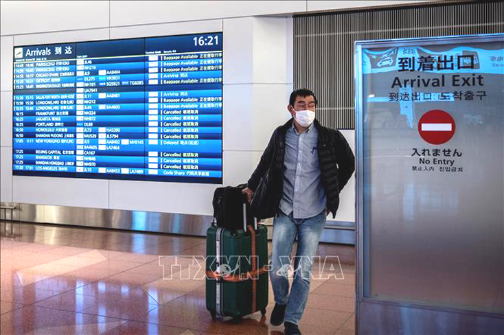 Hành khách tại sân bay Haneda ở Tokyo, Nhật Bản. Ảnh tư liệu: AFP/TTXVN