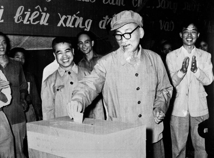 Ngày 27-4-1969, Chủ tịch Hồ Chí Minh đến bỏ phiếu bầu cử đại biểu Hội đồng nhân dân khu phố Ba Đình khóa V tại hòm phiếu số 6, đơn vị bầu cử 1, tiểu khu 1, khu phố Ba Đình, Hà Nội. Ảnh: TTXVN