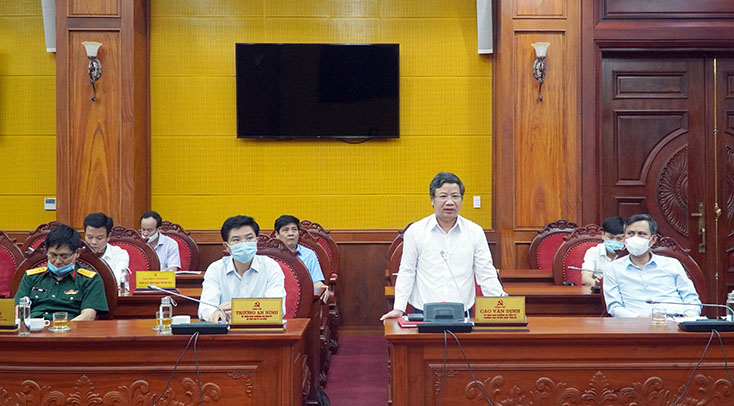 Đồng chí Cao Văn Định, Ủy viên Ban Thường vụ, Trưởng ban Tuyên giáo Tỉnh ủy phát biểu tại phiên họp.