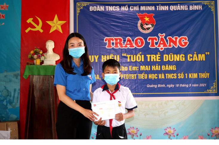 Thừa ủy quyền của BCH Trung ương Đoàn, Tỉnh đoàn Quảng Bình đã trao tặng Huy hiệu “tuổi trẻ dũng cảm” cho em Mai Hải Đăng.