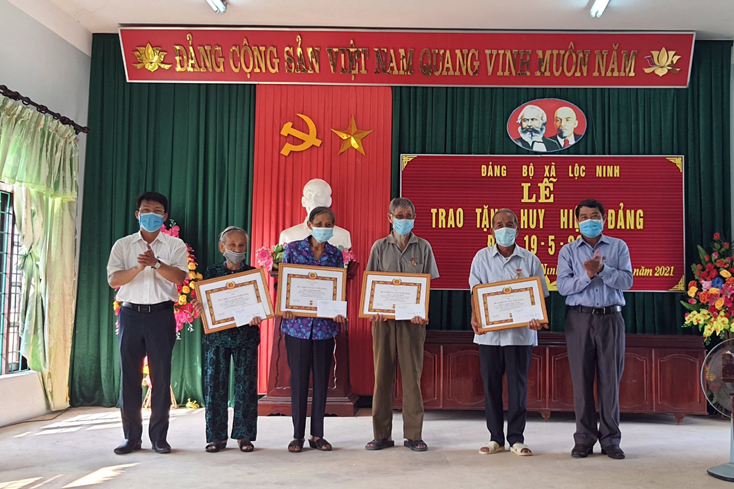 Đảng ủy xã Lộc Ninh tổ chức trao Huy hiệu Đảng đợt 19-5 cho các đảng viên 