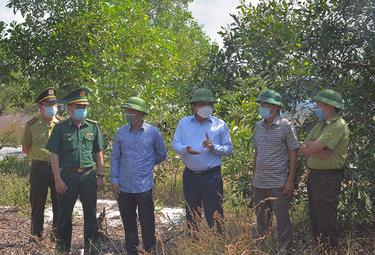 Đồng chí Phó Chủ tịch Thường trực UBND tỉnh Đoàn Ngọc Lâm kiểm tra công tác PCCCR tại xã Ngư Thủy Bắc (Lệ Thủy).