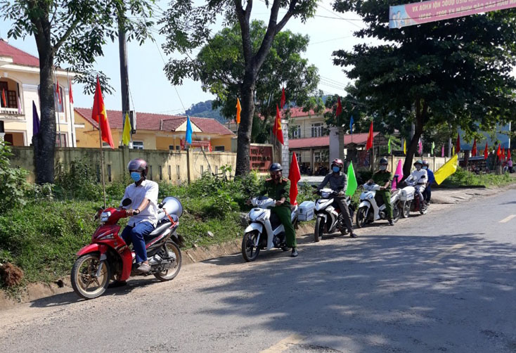 Với sự tham mưu của tổ công tác nghiệp vụ bầu cử huyện, UBBC xã Ngân Thủy đã thành lập tổ tuyên truyền lưu động. 