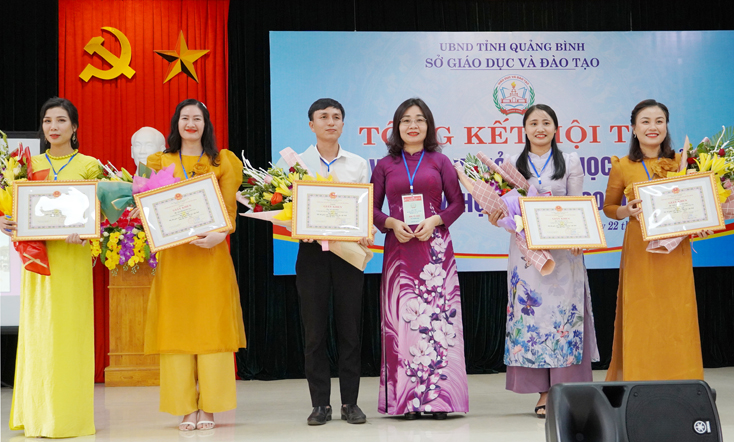 Đại diện Ban tổ chức trao giải nhất cho các giáo viên.