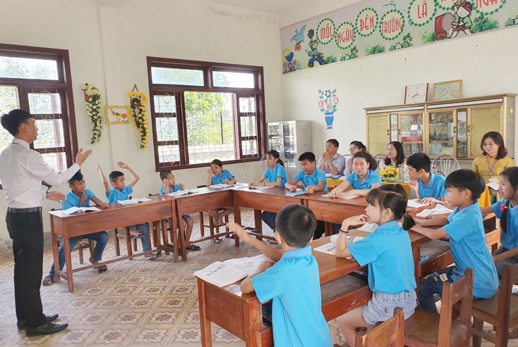 Tiết dạy Tập đọc cho trẻ khiếm thính lớp 2 của thầy giáo Hà Văn Minh, Trung tâm GD trẻ khuyết tật Quảng Trạch (đoạt giải nhát hội thi)