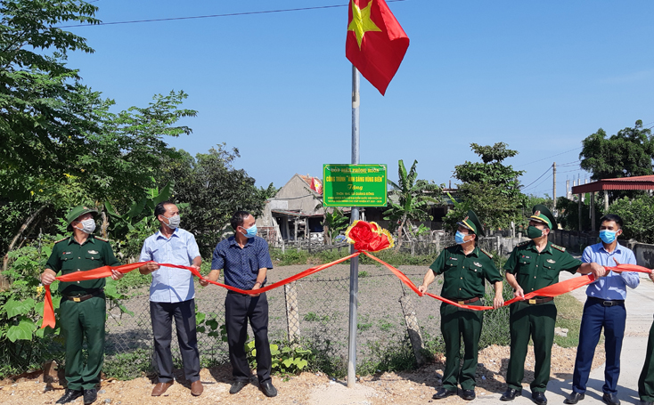 Đại tá Trịnh Thanh Bình, Tỉnh ủy viên, Chỉ huy trưởng BĐBP tỉnh cùng lãnh đạo xã Quảng Đông khánh thành công trình “Ánh sáng vùng biên”. 