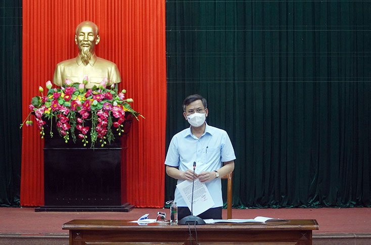 Đồng chí Trần Thắng, Phó Bí thư Tỉnh ủy, Chủ tịch UBND tỉnh, Chủ tịch UBBC tỉnh phát biểu tại phiên họp.