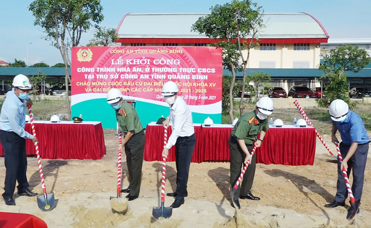 Đại tá Nguyễn Tiến Nam, Ủy viên Ban Thường vụ Tỉnh ủy, Giám đốc Công an tỉnh cùng các đại biểu động thổ khởi công xây dựng công trình