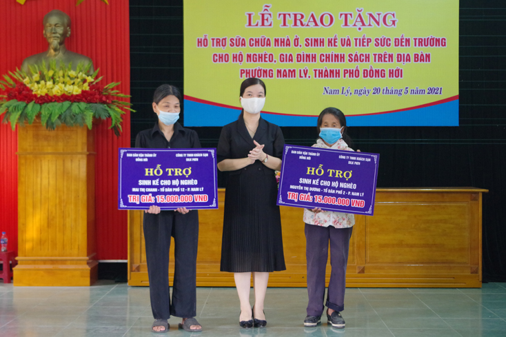 Đại diện Ủy ban MTTQVN TP. Đồng Hới trao hỗ trợ sinh kế cho 2 hộ nghèo