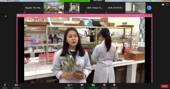  Sinh viên Trường Đại học Khoa học Tự nhiên (ĐH Quốc gia Hà Nội) làm clip báo cáo khoa học và trình bày trực tuyến trong buổi báo cáo khoa học trực tuyến vừa qua do trường tổ chức. Ảnh: Hoài Hương