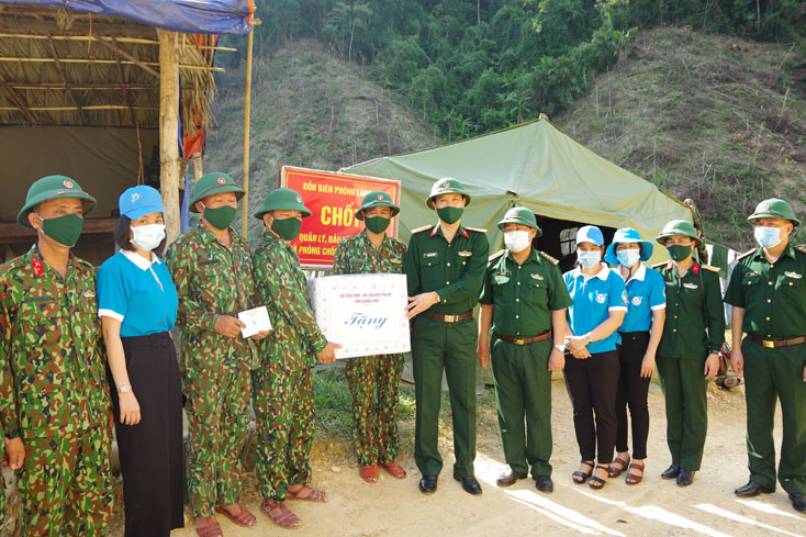 Bộ CHQS tỉnh, Hội Liên hiệp phụ nữ tỉnh tặng quà động viên các lực lượng làm nhiệm vụ ngăn chặn xuất, nhập cảnh trái phép và phòng, chống dịch bệnh Covi-19